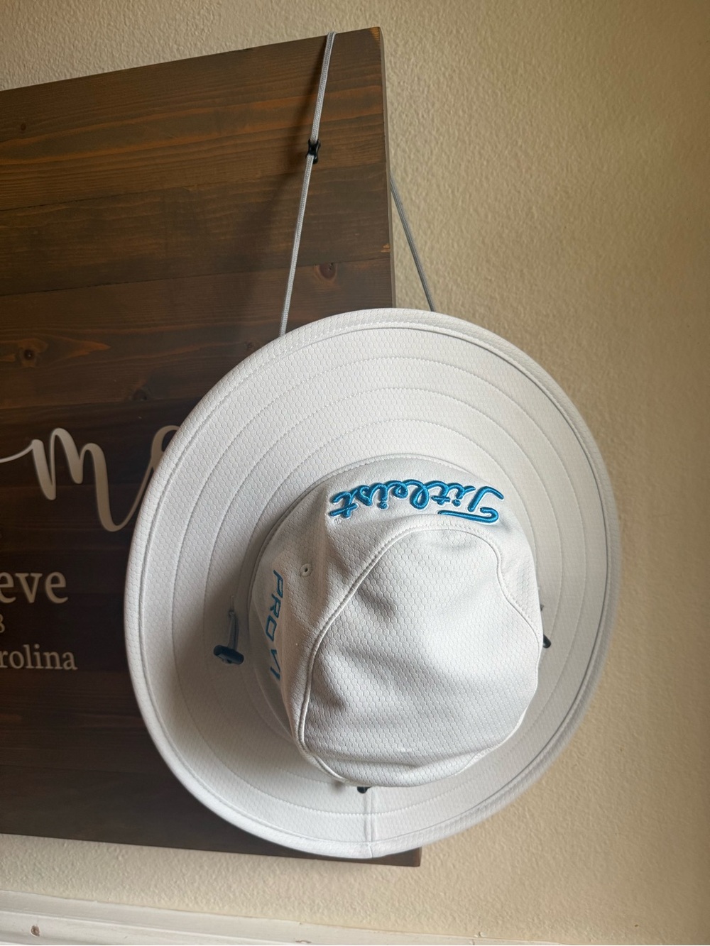 Titleist Wide-Brim Golf Sun Hat with Blue Logo
